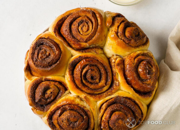 2021-08-17-8vkly3-cinnamon-buns-or-rolls-close-up-on-white-backgroun-gs8tl66