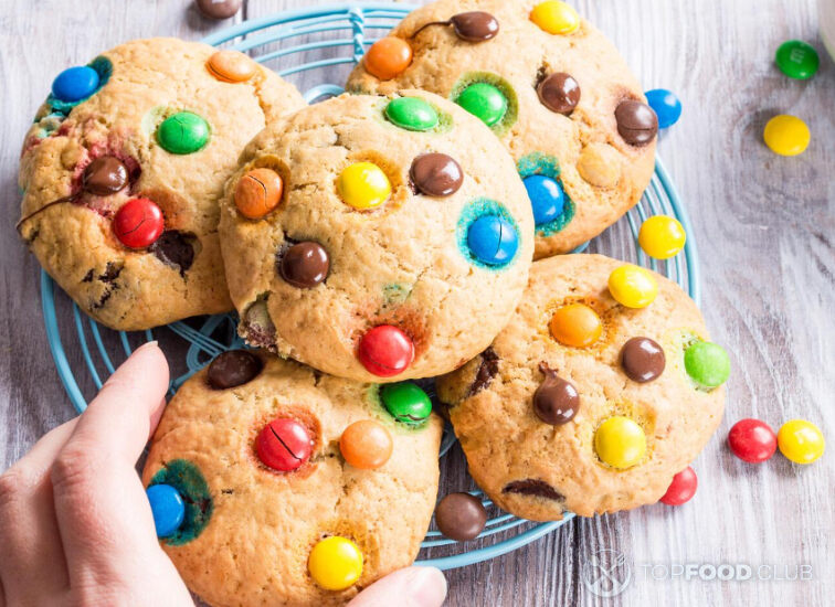 2021-08-18-h4061l-homemade-cookies-with-colorful-chocolate-candies-qbcxv3g