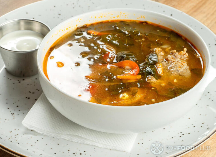 2021-08-19-4typ3q-close-up-view-on-restaurant-served-green-borsch-with-sour-cream-sorrel-and-meat-ukrainian-cuisine-tasty-soup-in-white-bowl