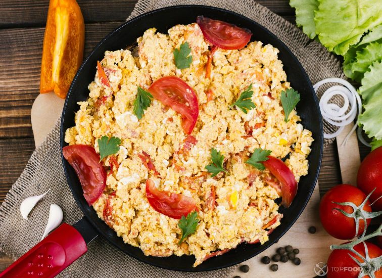 2021-08-23-0f1bu4-flat-lay-scrambled-eggs-with-tomatoes