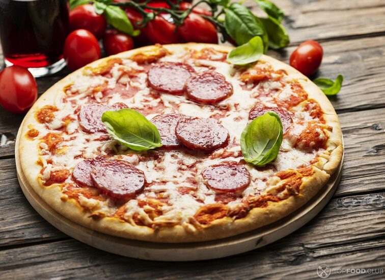 2021-08-23-hj4zrc-italian-pizza-with-tomato-and-salami-6ch4uzl