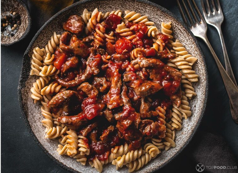 2021-08-24-2zk3wx-cooked-beef-stroganoff-with-tomato-sauce-svkm56z