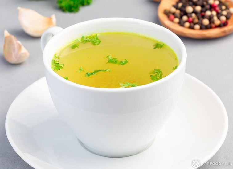 2021-08-24-sdx9l0-chicken-broth-in-white-cup-garnished-with-chopped-7bdftyt