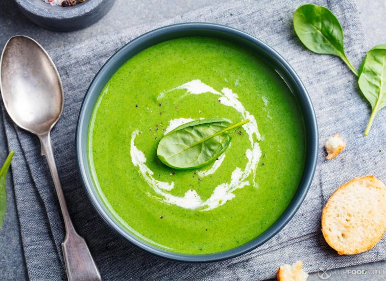 2021-08-25-tvoekl-spinach-soup-with-cream-in-a-bowl-top-view-u3r6px5