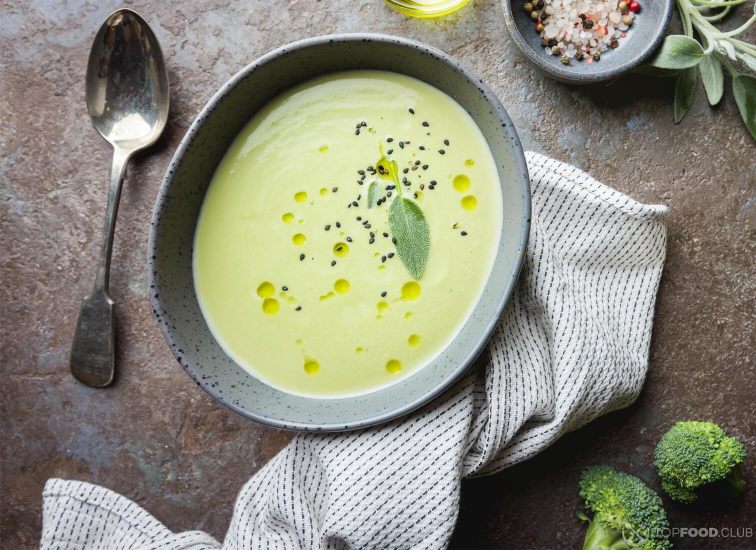 Raw broccoli cream soup