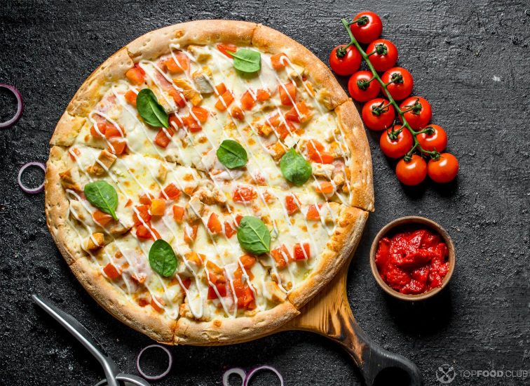 2021-08-26-q73br9-chicken-pizza-and-tomato-paste-in-bowl-6j33hh7