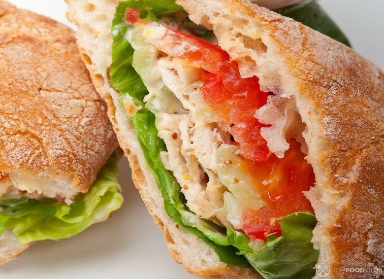 2021-08-26-su2mkt-ciabatta-panini-sandwich-with-chicken-and-tomato-jldgxe7