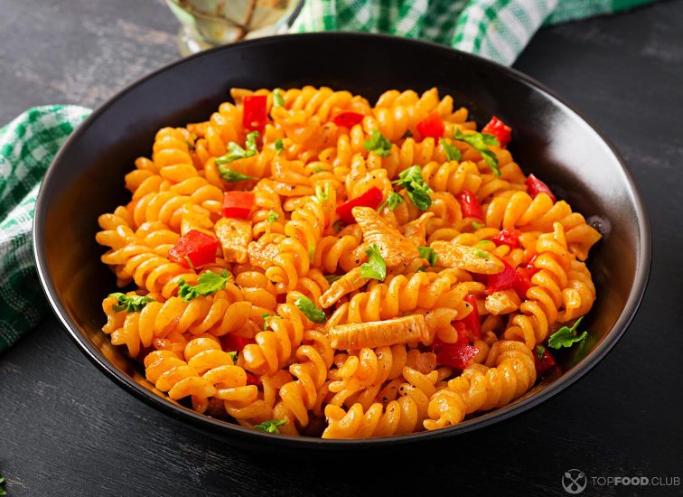 2021-09-01-w4tzqs-fusilli-pasta-with-chicken-and-sweet-pepper-in-tom-l9hft5z