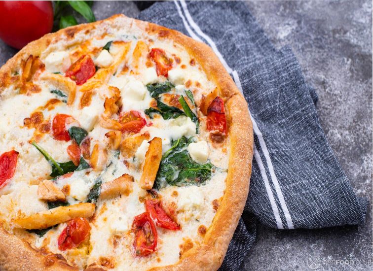 2021-09-03-rpyb7x-italian-pizza-with-tomato-mozzarella-and-chicken-vvxvydk