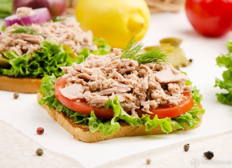 Tuna salad with lettuce