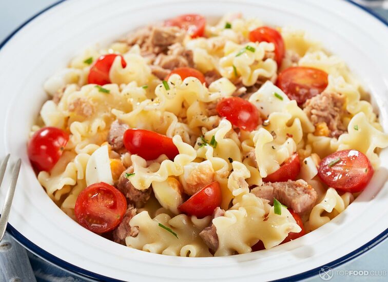 2021-09-06-4cag60-healthy-fusilli-or-rotini-pasta-salad-with-tuna-an-aa5nrmz