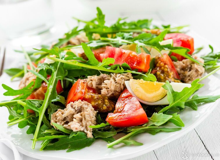 2021-09-06-70yzrb-salad-with-tuna-vegetable-salad-with-boiled-egg-tu-3jvngyk