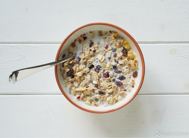 2021-09-06-9iyob3-topview-of-bowl-of-muesli-with-milk-35qn27t