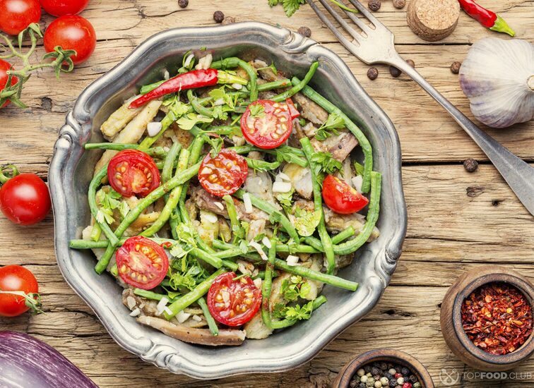2021-09-06-g71pvi-salad-with-asparagus-beans-jgvde6m