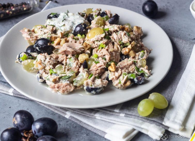 Tuna salad with grape