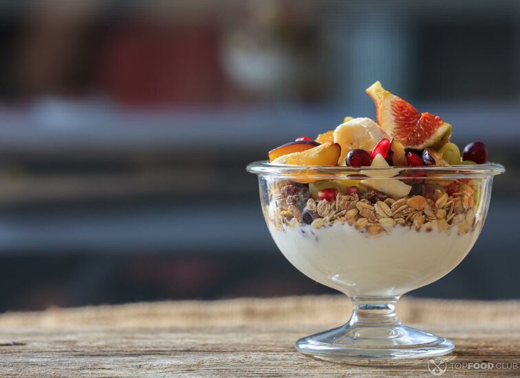 2021-09-07-u5j2bl-yogurt-muesli-and-fresh-fruits-phgh4qk