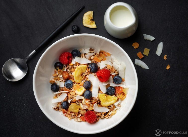 2021-09-07-yajc7e-muesli-with-berries-and-fruits-in-bowl-y66mkd3