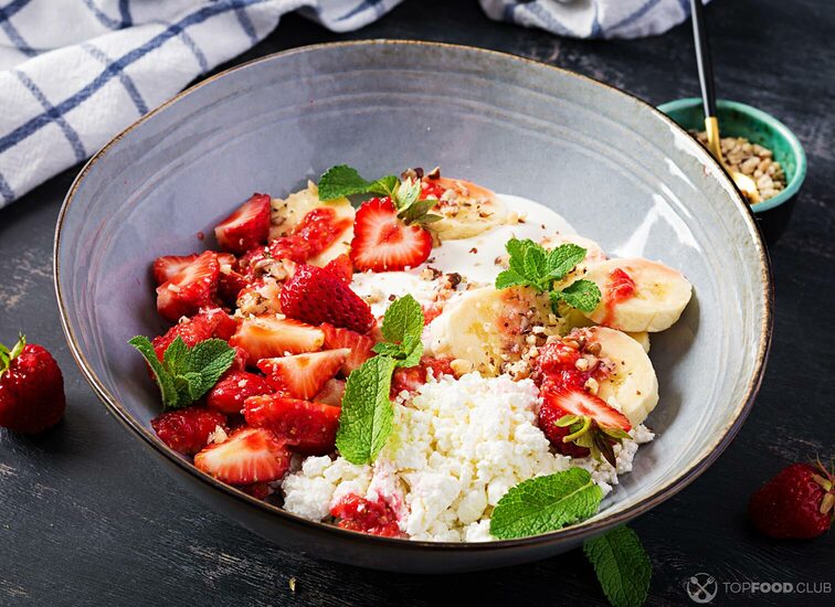 2021-09-07-ybzwcp-cottage-cheese-or-curd-cheese-with-strawberries-ba-axcyf6p