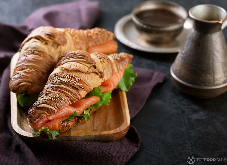 2021-09-07-znxr3i-croissant-sandwich-with-salmon-and-salad-leaves-on-sl6efbc