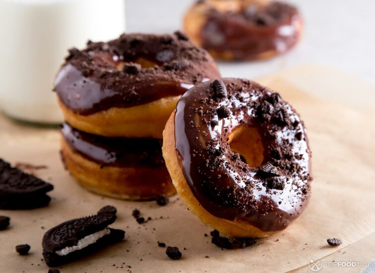 2021-09-08-ih50cs-pastries-concept-donuts-with-chocolate-glaze-36mgksm