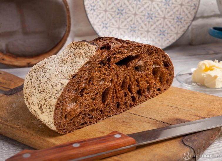 2021-09-09-s50con-homemade-rye-bread-on-old-cutting-board-pxba58v