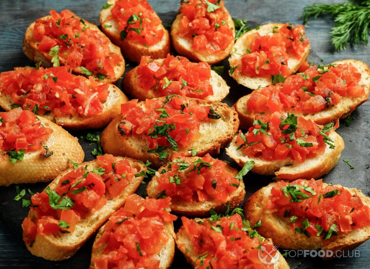 2021-09-10-l8fnw2-bruschetta-with-tomato-and-basil-es8kl3y