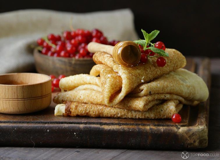 2021-09-13-g54zbt-thin-pancakes-with-berries-qr9lac8