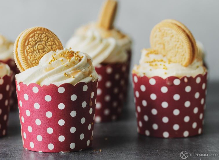 2021-09-13-k9neah-vanilla-cupcakes-with-cream-and-caramel-q8umfeg