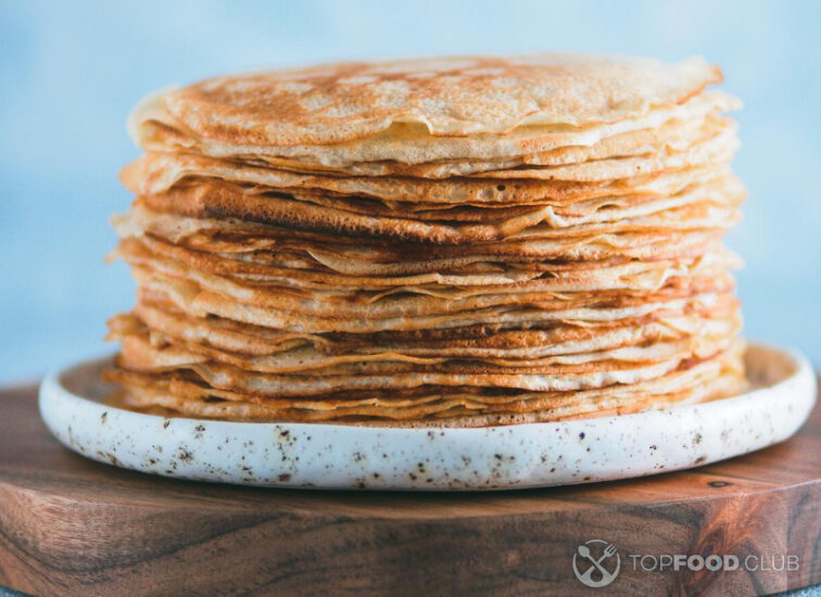 2021-09-14-catum6-russian-pancakes-blini-with-copy-space-5awx9v3