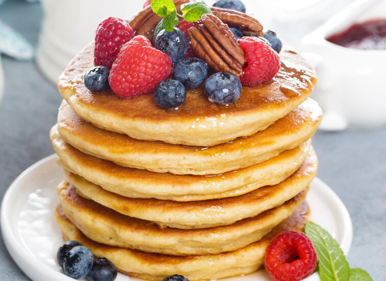 2021-09-14-k4a5d2-stack-of-fluffy-pancakes-with-fresh-berries-and-pe-uej8wg5