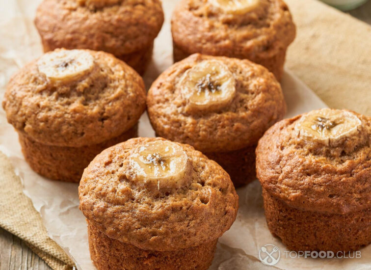 2021-09-15-52n16f-banana-muffin-side-view-vertical-cupcakes-on-old-l-55e8x5u