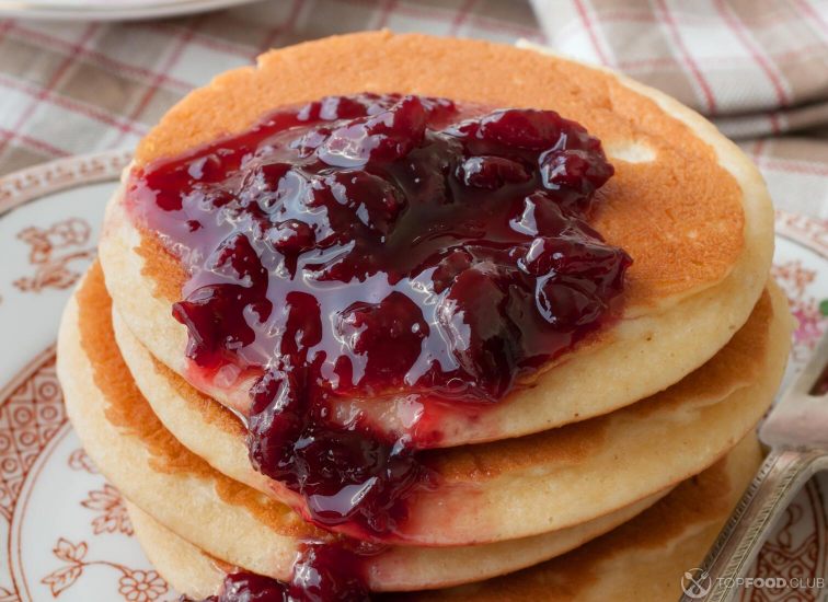 2021-09-15-5z03ok-pancakes-with-morello-cherry-compote-p34pduf