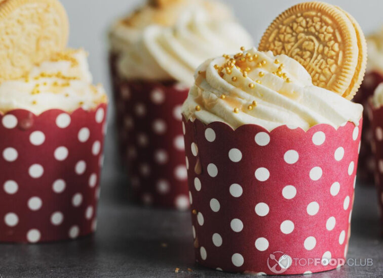 2021-09-15-9bm0xt-vanilla-cupcakes-with-cream-and-caramel-q8umfeg