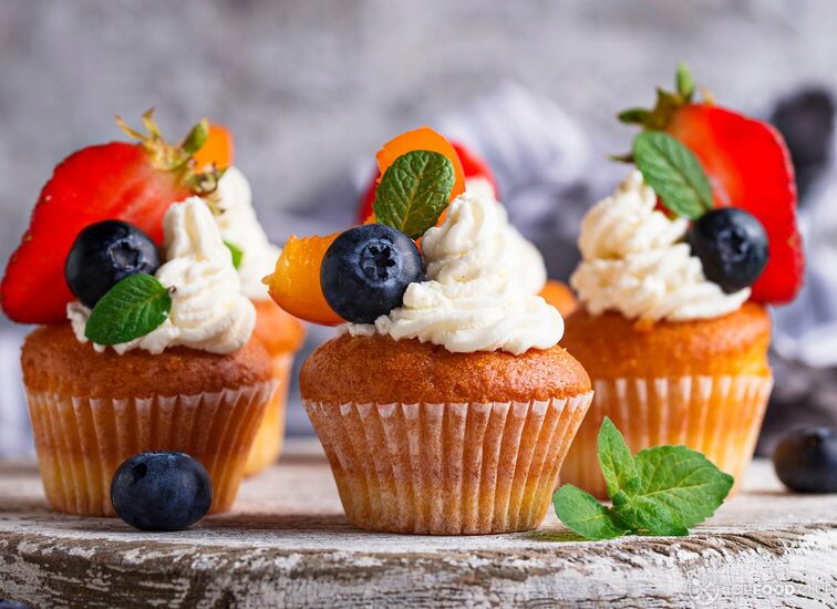 2021-09-15-sfg4tn-cupcakes-with-cream-and-berries-kbudyq8