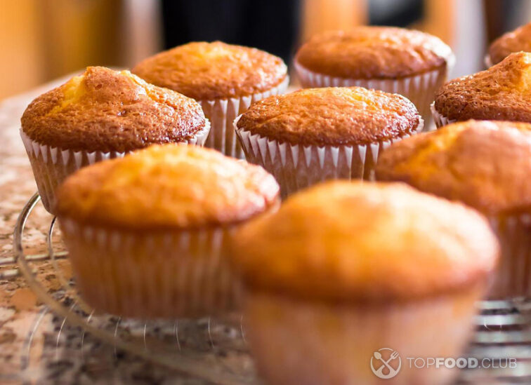 2021-09-15-w0ov7q-batch-of-homemade-freshly-baked-cupcakes-or-muffin-p94c7p8
