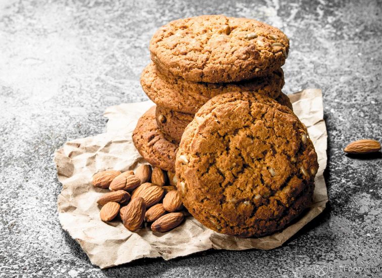2021-09-17-9g4ivr-oatmeal-cookies-with-almonds-u2tpq95