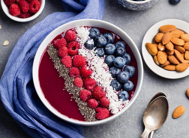 2021-09-17-gvlazx-smoothie-bowl-raspberry-blueberry-coconut-flakes-pmaznpz