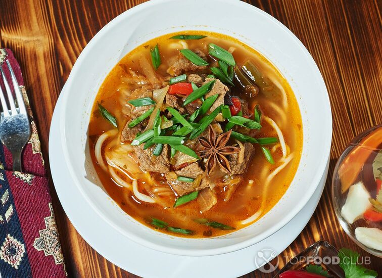 2021-09-20-yhfa39-oriental-lagman-uzbek-soup-on-a-wooden-table