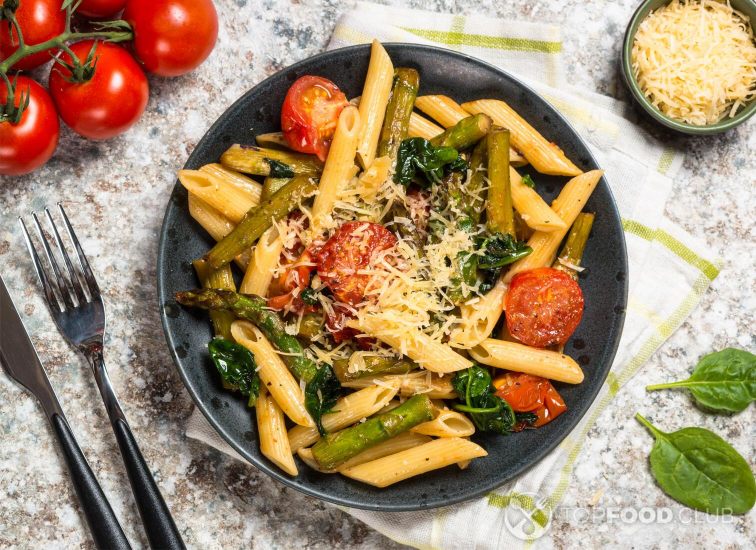 2021-09-22-50ebq8-vegan-pasta-penne-with-spinach-asparagus-and-tomat-rhya9wd