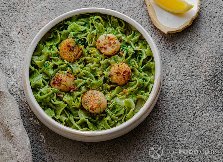 2021-09-22-xn9psz-green-homemade-spinach-pasta-with-scallops-and-sau-252zp8r