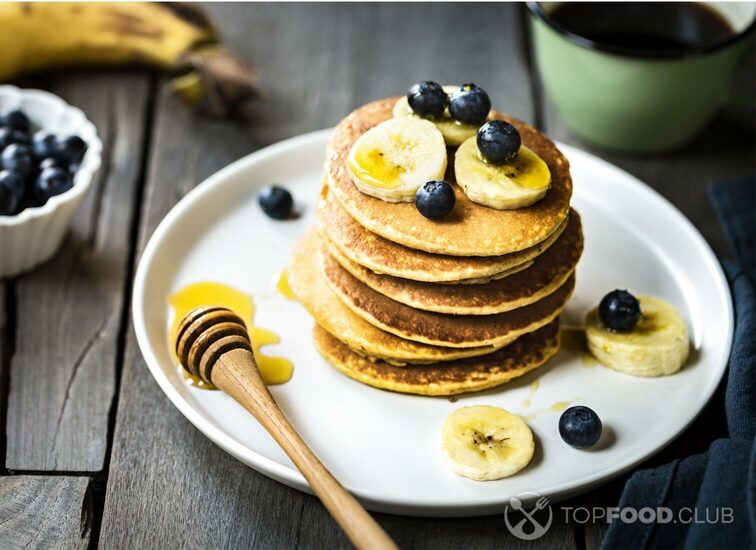 2021-09-24-by5r1i-banana-oat-pancake-with-fresh-blueberry-and-banana-ssmvb8d