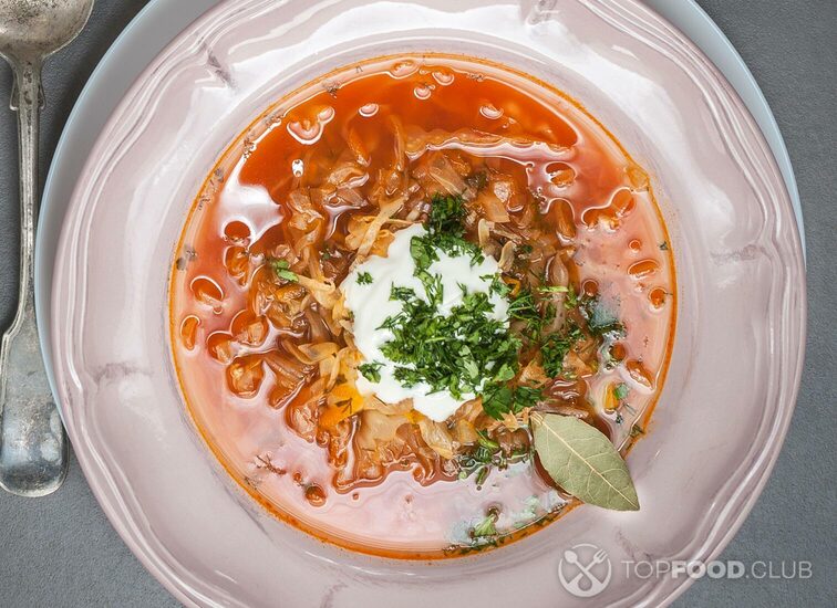 2021-09-24-p2qj07-soup-with-young-cabbage-and-tomatoes-russian-kitch-pfvvnxh