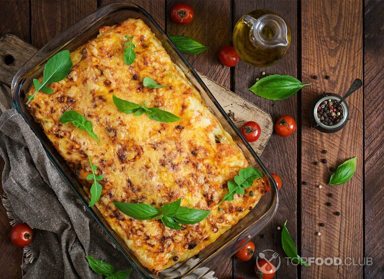 2021-09-27-d7loyu-classic-lasagna-with-bolognese-sauce-flat-lay-top-ppgcb3u