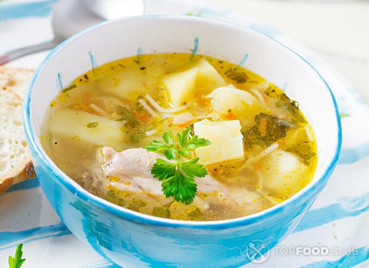 2021-09-27-dnf1yi-chicken-soup-with-noodles-and-vegetables-in-bowl-cvs3kv9