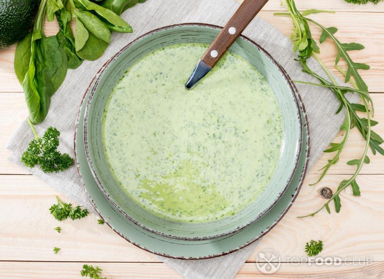 2021-09-27-iabh6d-top-view-of-green-creamy-soup-with-fresh-healthy-i-e956llw