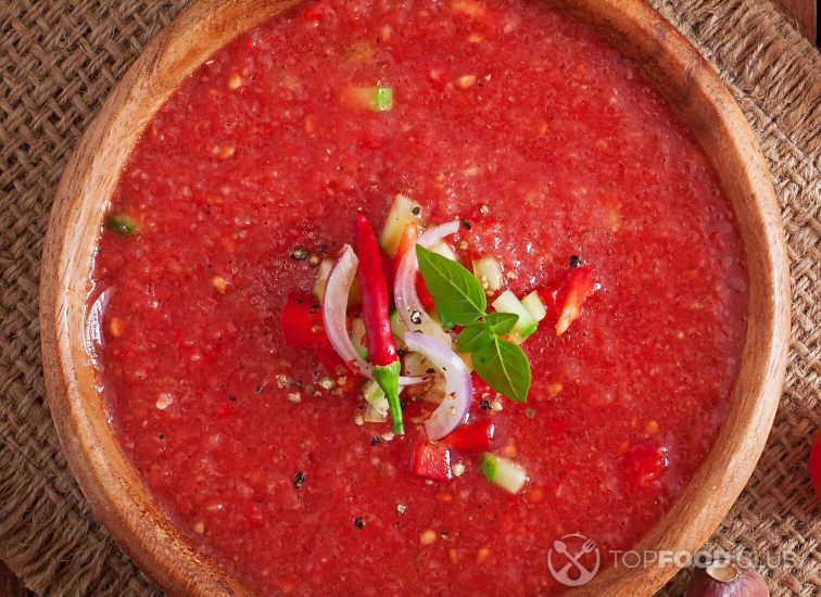 2021-09-27-j5uio2-tomato-gazpacho-soup-with-pepper-and-garlic-plxkkle