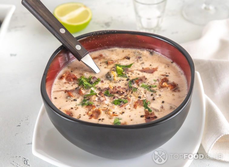Clam chowder soup with bacon