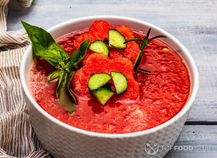 2021-09-27-v1wale-red-tomato-gazpacho-in-glass-mason-jar-6jbfxcq