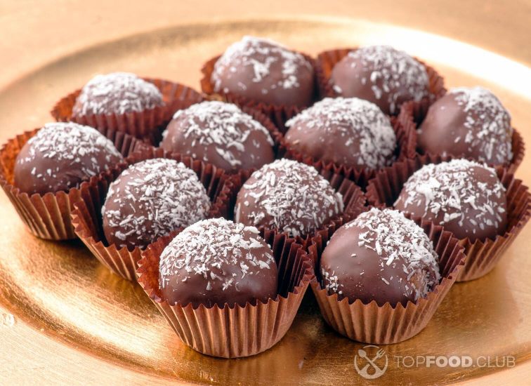 2021-09-28-k32oc8-chocolates-and-grated-coconut-pfwb2g9