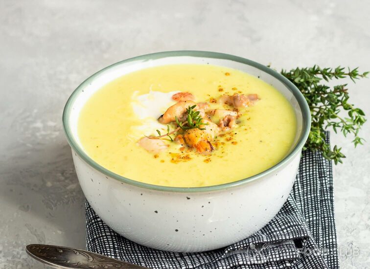 2021-09-29-bjqv7r-thick-milky-chowder-soup-with-seafood-served-with-sour-cream-thyme-pepper